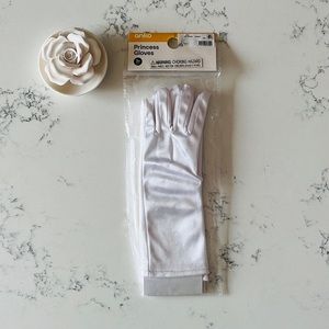 Anko White silky princess girl’s gloves